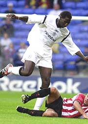 Boltons Djibril Diawara hadde glemt drakta hjemme og måtte få supporterhjelp. Foto: AP/Scanpix