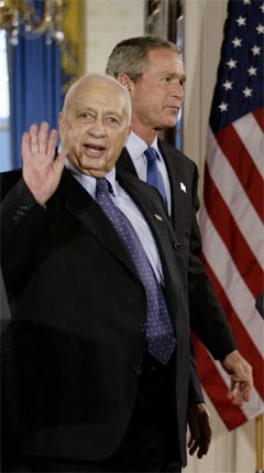Ariel Sharon hilser på pressefolkene på vei til pressekonferansen med George W. Bush i kveld. (Foto: AFP/Scanpix)