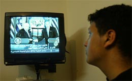 En palestinsk ungdom ser den TV-overførte pressekonferansen i kveld. (Foto: Reuters/Scanpix)