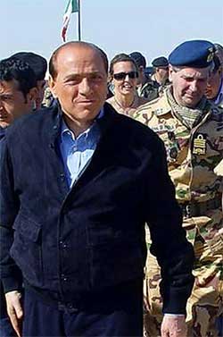 Berlusconi på besøk hos italienske soldater i Irak 10. april. (Foto: Scanpix / AFP) 