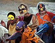 Fra oppføringen av "Fuglene" av Aristofanes. Foto: Dramaseksjonen ved Høgskolen i Nesna. Fra oppføringen av "Fuglene" av Aristofanes. Foto: Dramaseksjonen ved Høgskolen i Nesna.