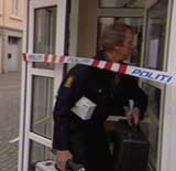 Etterforskerne ankommer Sparebanken Pluss i Mandal (Foto: NRK)