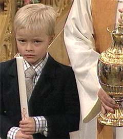 Storebror Marius bar dåpslys under den høytidelige seremonien (foto: NRK) 