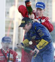 Petter Solberg fikk en real dusj etter seieren i rally New Zealand (foto: REUTERS/Nigel Marple ) Petter Solberg fikk en real dusj etter seieren i rally New Zealand (foto: REUTERS/Nigel Marple )