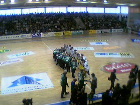 ...og da er det klart for kamp, foran fullsatte tribuner ...og da er det klart for kamp, foran fullsatte tribuner