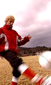 For Frode Tellefsen er tidlig vår og dårlig vær best. Da kan han spille fotball uten rennende nese. Foto: Odd Rømteland For Frode Tellefsen er tidlig vår og dårlig vær best. Da kan han spille fotball uten rennende nese. Foto: Odd Rømteland