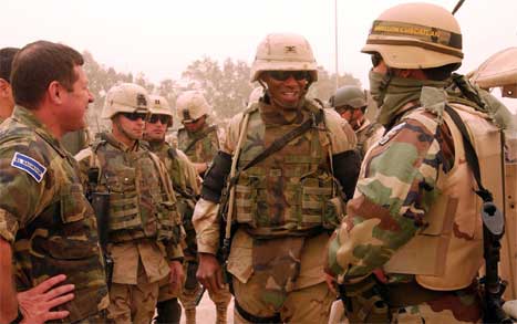 Oberst Dana Pittard (i midten) er sjef for soldatane som har kringsett den irakiske byen Najaf. (AP/Scanpix-foto)