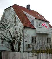Fra bolighus og balkonger vaiet norske flagg og FFK-vimpler over hele byen da hjemmelaget skulle møte Rosenborg på Fredrikstad stadion. Foto Rainer Prang NRK. Fra bolighus og balkonger vaiet norske flagg og FFK-vimpler over hele byen da hjemmelaget skulle møte Rosenborg på Fredrikstad stadion. Foto Rainer Prang NRK.