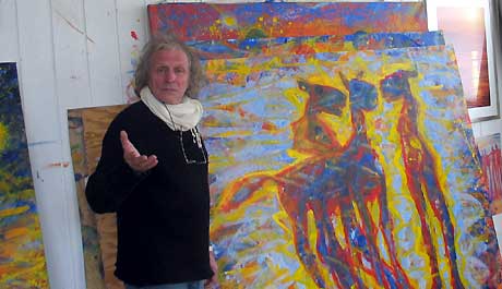 Kunstneren Franz Widerberg velger å gi bort hele sitt livsverk til allmennheten. Foto: NRK