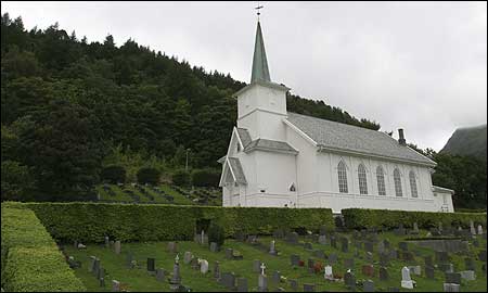 Sør-Vågsøy kirke i og kyrkjegard i Måløy. (Foto: Arild Nybø, NRK)