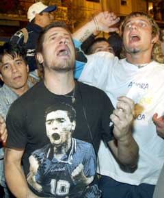  Supportere samlet seg utenfor sykehuset i Buenos Aires der Maradona kjemper for sitt liv. (Foto: Reuters/Scanpix)