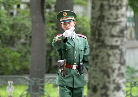 - Ikkje lov å fotografere her, seier vaktmannen utanfor den nordkoreanske ambassaden i Beijing. Besøket til Kim jong Il er omgitt av stort hemmeleghald. (Foto: AP/Scanpix)