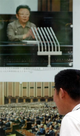 Dette store biletet av Kim jong Il heng utanfor den nordkoreanske ambassaden i Beijing. (Foto: AP/Scanpix)