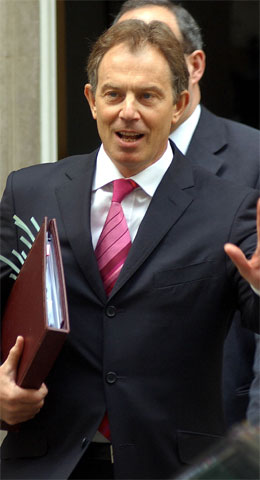Tony Blair på veg ut frå Downing Street for å halde talen i Parlamentet om EU-avrøystinga. (Foto: Reuters/Scanpix)