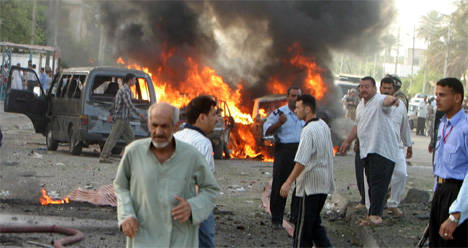 Over 60 er drept i bombeeksplosjonene i og rundt Basra sr i Irak i dag tidlig. (Foto: AP/Scanpix)
