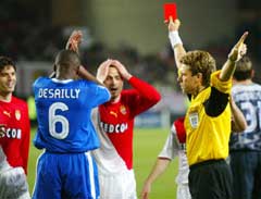 Ikke bare brukte Desailly albuen, han klappet også usportslig da Andreas Zikos ble utvist. (Foto: AP/Scanpix) Ikke bare brukte Desailly albuen, han klappet også usportslig da Andreas Zikos ble utvist. (Foto: AP/Scanpix)