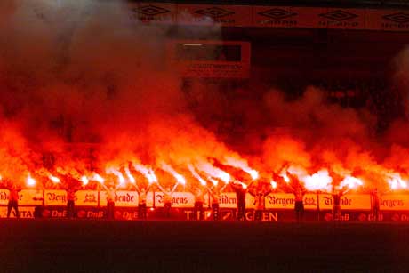 Brann-supporterne feiret med bengalske lys etter å ha sikret seg ny eliteseriekontrakt i 2002. (Foto: Bjørn Erik Larsen / SCANPIX)