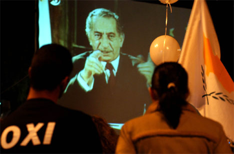 Gresk-kypriotenes president Thassos Papadoupoulos ber velgerne stemme nei i folkeavstemningen om fredsplanen. (Foto: AP/Scanpix)