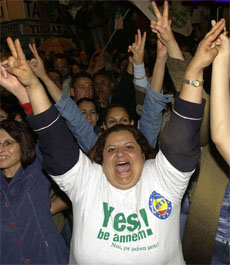 Tyrkisk-kypriotene vil trolig støtte fredsplanen med et klart flertall. (Foto: AP/Scanpix)