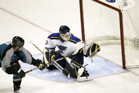 San Jose Sharks Patrick Marleau setter inn sitt tredje mål. (Foto: AFP/Scanpix)