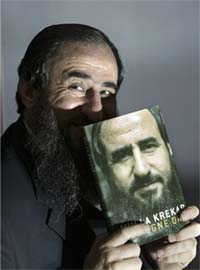 Mulla Krekar har gitt ut boken "Med egne ord". Mulla Krekar har gitt ut boken "Med egne ord".