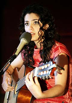- Om det er vakre kvinner folk er ute etter, så leser de vel heller Playboy eller går på kino, mener Katie Melua. 19-åringen tror de som har kjøpt hennes debutalbum «Call off the Search» er mest opptatt av musikken. Foto: Cornelius Poppe / SCANPIX. - Om det er vakre kvinner folk er ute etter, så leser de vel heller Playboy eller går på kino, mener Katie Melua. 19-åringen tror de som har kjøpt hennes debutalbum «Call off the Search» er mest opptatt av musikken. Foto: Cornelius Poppe / SCANPIX.