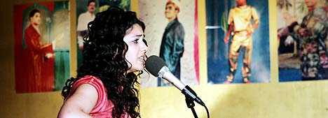19 år gamle Katie Melua har bergtatt britene med sin varme stemme og sin behagelige musikk. Onsdag kveld spilte hun alene med kassegitaren i Oslo. Foto: Cornelius Poppe / SCANPIX.