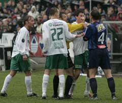 Ampert på Briskeby mellom Petter Vaagan Moen og Mike Kjølø, Stabæk, (th). Dommer Per Ivar Staberg forsøker å roe gemyttene. (Foto: Cornelius Poppe / Scanpix) Ampert på Briskeby mellom Petter Vaagan Moen og Mike Kjølø, Stabæk, (th). Dommer Per Ivar Staberg forsøker å roe gemyttene. (Foto: Cornelius Poppe / Scanpix)