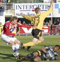 Tøff batalje mellom TIL og LSK søndag. Årst i kamp med Kippe og Baron. (Foto: Foto: Bent Raanes / SCANPIX) Tøff batalje mellom TIL og LSK søndag. Årst i kamp med Kippe og Baron. (Foto: Foto: Bent Raanes / SCANPIX)