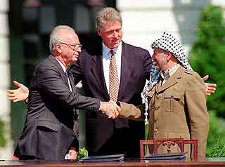 President Clinton, statsminister Yitzhak Rabin og president Yasir Arafat foran Det hvite hus 13.september 1993. Foto: Ron Edmonds, Ap 