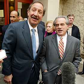 Advokatene Mark Geragos (til venstre) og Ben Brafman, som har fått sparken. Foto: Max Morse, AP) Advokatene Mark Geragos (til venstre) og Ben Brafman, som har fått sparken. Foto: Max Morse, AP)