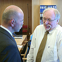 Forsvarer Atle Helljesen (t.h)og aktor Erling Grimstad. Forsvarer Atle Helljesen (t.h)og aktor Erling Grimstad.
