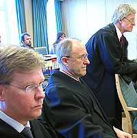 OVDS-forsvarer Johan Fr. Remmen (i midten) sier revisorgodkjenning ikke var viktig for ti år siden. Her sammen med forsvarerne Hugo Storø (t.v.) og Harald Stabell.