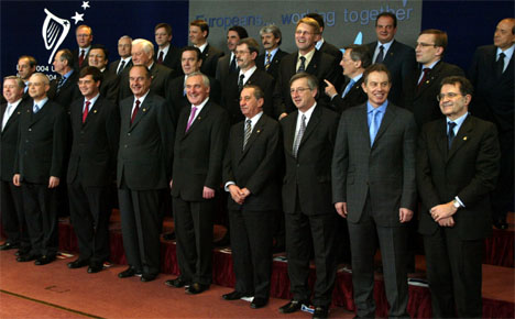 EU-toppmtene avsluttes med forevigelse av EU-landenes ledere, samt presidenten i EU-kommisjonen. Dette bildet er fra avslutningen av EU-toppmtet i Brussel i mars 2004. (Foto: AFP/Scanpix)