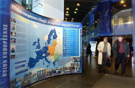 Forbipasserende i Brussel ser et Europa-kart i endring. 1. mai 2004 ble EU utvidet med 10 nye medlemsland. (Foto: AP/Scanpix)