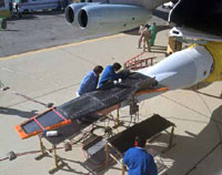 X-43A er en ny type romfartøy som her festes på et B52 bombefly. Foto: NASA