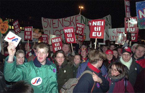 Et splittet folk stemte over norsk EU-medlemskap i november 1994. Det endte med nei. Bildet er fra en demonstrasjon i Troms fr avstemningen. (Arkivfoto: Gorm Kallestad/Scanpix)