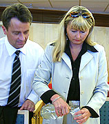 Gunn Fosse og hennes advokat, Gunnar Reinsnes. Foto: Ivar Jensen, NRK