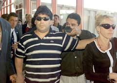 Diego Maradona og Claudia Villafane for fire år siden da de fortsatt var gift. Nå besøker hun eks-mannen hver dag dag på sykehuset. (Foto: AP/Scanpix)