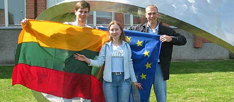 Vi er veldig klare for EU, seier studentane (f.v.) Danielus Kazlovskis, Meringa Sukyte og Kristijonas Valatka fr Vilnius. (Alle foto: Bent J. Tandstad)