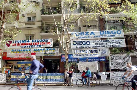 Bannere med lykkeønskninger utenfor sykehuset der Diego Maradona er innlagt. (Foto: AP/Scanpix)
