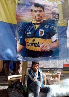 Maradona-supporteren Diego Duarte venter på meldinger om sitt idol utenfor sykehuset i Buenos Aires. (Foto: AP/Scanpix) 