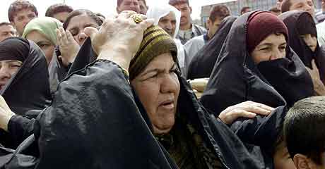 Kvinner venter p  f komme tilbake til Falluja.  Foto: Mohammed Khodor, Reuters