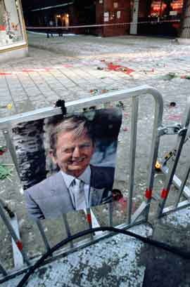 Statsminister Olof Palme ble drept i sentrum av Stockholm om kvelden 28. februar 1986, og sørgende landsmenn valfartet til åstedet lang tid etterpå. . (NB-arkivfoto) Statsminister Olof Palme ble drept i sentrum av Stockholm om kvelden 28. februar 1986, og sørgende landsmenn valfartet til åstedet lang tid etterpå. . (NB-arkivfoto)