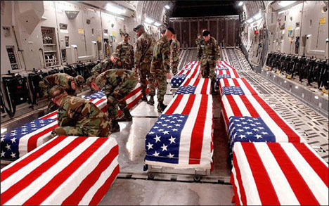 Drepte amerikanske soldater fraktes fra Irak til USA. (Foto: AP/Scanpix)