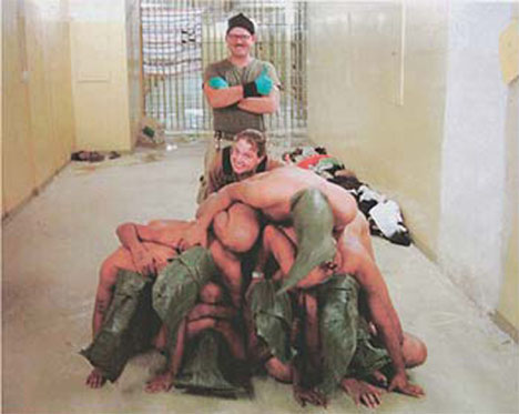 Bildene som sjokkerer USA. Avisen The New Yorker publiserte bilder av amerikanske soldaters mishandling av fanger i Irak. (Foto: New Yorker/AP/Scanpix)
