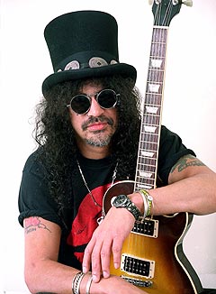 Slash, gitaristen i Guns N'Roses som har spilt riffene både på 1. og 19. plass på avstemningen. Foto: AP Photo / Jim Cooper.