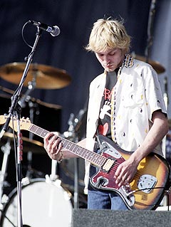 Nirvanas Kurt Cobain på scenen under avslutningskonserten av Kalvøya-festivalen i 1992. ”Smells Like Teen Spirit” har i følge Total Guitar Magazine tidenes nest mest fengende gitarriff. Foto: Agnete Brun / SCANPIX.