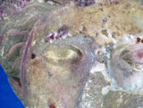 Skulptur av kvinnehode fra 450 f.Kr. sett med ultrafiolett lys.