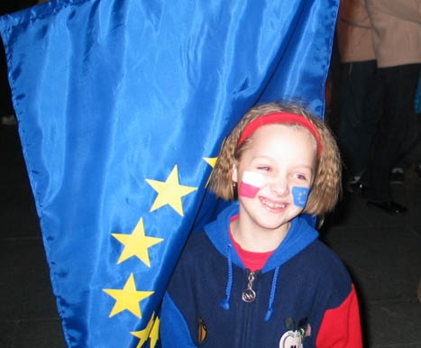 Natalja (11) var blant titusenvis av polakkar som feira EU-medlemskapen i Warsawa denne helga. (Alle foto: Bent J. Tandstad)